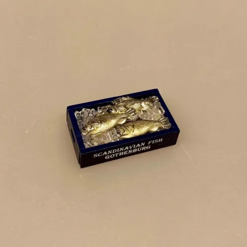 Miniature Fiskekasse, aborre, fisketur, lystfisker, sangskjuler, symbolsk, gave, gaveide, pengegave, konfirmation, på, fiskeri, sjov, miniaturer, nisser, nisse, dukkehus, tilbehør, ting til, miniature, 1:12, biti, ribe, friluftsliv,