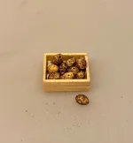 Miniature Kasse med Kartofler, miniature, miniaturer, dukkehus, dukkehusting, sættekasse, sætterkasse, grøntsager, grønthandler, mini, kartofler, biti, ribe, tilbehør,