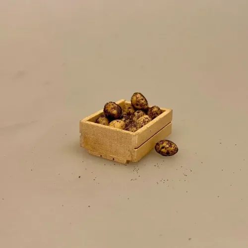 Miniature Kasse med Kartofler, miniature, miniaturer, dukkehus, dukkehusting, sættekasse, sætterkasse, grøntsager, grønthandler, mini, kartofler, biti, ribe, tilbehør,