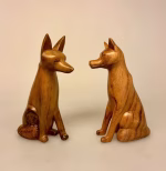 Figur Ræv - Ræv Håndskåret i Træ Stor, fox, rævefigur, træræv, træfigur, skovens dyr, håndlavet, håndskåret, træskærearbejde, gaveide, natur, naturvejleder, jagt, jagttegn, vild, biodiversitet, fin, flot, kunsthåndværk, symbolsk, gave, særlig, kvalitet, vandring, gåtur, ræveting, ting med, rævefamilie, ræveunge, biti, ribe, nationalpark, vadehavet, mikkel, rævemor