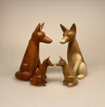 Figur Ræv - Ræv Håndskåret i Træ Stor, Figur ræv - Ræv håndskåret i træ - lille, fox, rævefigur, træræv, træfigur, skovens dyr, håndlavet, håndskåret, træskærearbejde, gaveide, natur, naturvejleder, jagt, jagttegn, vild, biodiversitet, fin, flot, kunsthåndværk, symbolsk, gave, særlig, kvalitet, vandring, gåtur, ræveting, ting med, rævefamilie, ræveunge, biti, ribe, nationalpark, vadehavet, mikkel, rævemor