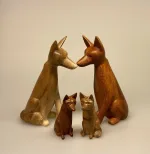 Figur Ræv - Ræv Håndskåret i Træ Stor, Figur ræv - Ræv håndskåret i træ - lille, fox, rævefigur, træræv, træfigur, skovens dyr, håndlavet, håndskåret, træskærearbejde, gaveide, natur, naturvejleder, jagt, jagttegn, vild, biodiversitet, fin, flot, kunsthåndværk, symbolsk, gave, særlig, kvalitet, vandring, gåtur, ræveting, ting med, rævefamilie, ræveunge, biti, ribe, nationalpark, vadehavet, mikkel, rævemor