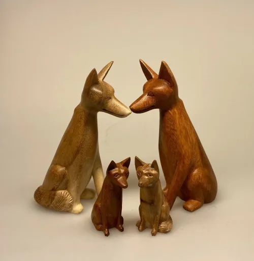 Figur Ræv - Ræv Håndskåret i Træ Stor, Figur ræv - Ræv håndskåret i træ - lille, fox, rævefigur, træræv, træfigur, skovens dyr, håndlavet, håndskåret, træskærearbejde, gaveide, natur, naturvejleder, jagt, jagttegn, vild, biodiversitet, fin, flot, kunsthåndværk, symbolsk, gave, særlig, kvalitet, vandring, gåtur, ræveting, ting med, rævefamilie, ræveunge, biti, ribe, nationalpark, vadehavet, mikkel, rævemor