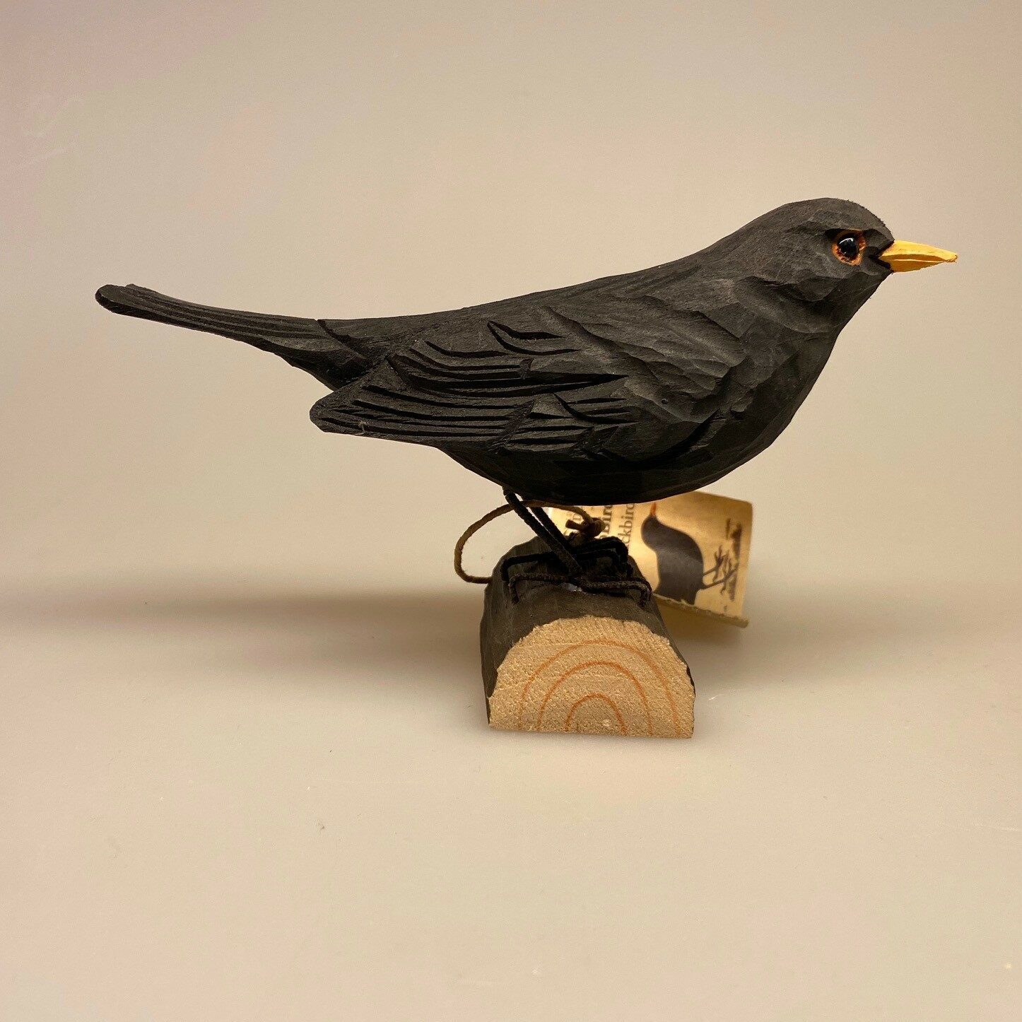 Naturens fugle af træ - Solsort, black bird, sommer, danske fugle, havens fugle, fugle i haven, gave, gaveide, naturelskere, ornitolog, fritids ornitoglog, fugle, træfugl, svenske fugle, Wildlife Garden, træfugl, fugle af træ, naturlig, naturtro, realistisk, håndlavet, træfigur, deko, dekoration, interiør, boligindretning, natur, biti, Ribe, sort sol, vadehavet,