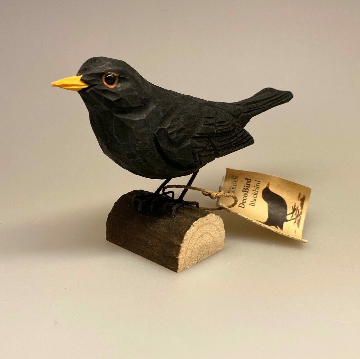 Naturens fugle af træ - Solsort, black bird, sommer, danske fugle, havens fugle, fugle i haven, gave, gaveide, naturelskere, ornitolog, fritids ornitoglog, fugle, træfugl, svenske fugle, Wildlife Garden, træfugl, fugle af træ, naturlig, naturtro, realistisk, håndlavet, træfigur, deko, dekoration, interiør, boligindretning, natur, biti, Ribe, sort sol, vadehavet,