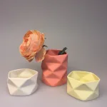 Trine Rytter keramik - Foldemønster elfenben. Trine Rytter keramik - Foldemønster koral, keramik, made in denmark, dansk design, håndlavet, håndmodelleret, porcelænsler, koral, coral, varme farver, biti, ribe, kunsthåndværk, brugskunst, specielt, dekoration, enkelt, stilrent, stiligt