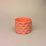 Trine Rytter porcelæn Foldemønster lys koral, fyrfadsstage, fyrfadslys, stage, lysestage, lys i mørket, keramik, made in denmark, dansk, keramiker, grafisk, mat, laks, koralfarvet, orange, biti, ribe