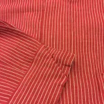 Bondeskjorte i bomuld - Rød pinstribet (stof 966), voksen, herreskjorte, bondeskjorte, mælkemand, mælkedrend, murerskjorte, mureskjorte, fiskerskjorte, kinaflip, stolpelukning, almue, frilandsmuseet, arbejds, gammeldags, hippie, 70'erne, afslappet, boheme, hipster, uden, flip, blød, ren, bomuld, åndbar, storskjorte, biti, ribe,