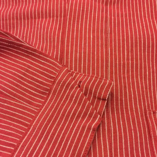 Bondeskjorte i bomuld - Rød pinstribet (stof 966), voksen, herreskjorte, bondeskjorte, mælkemand, mælkedrend, murerskjorte, mureskjorte, fiskerskjorte, kinaflip, stolpelukning, almue, frilandsmuseet, arbejds, gammeldags, hippie, 70'erne, afslappet, boheme, hipster, uden, flip, blød, ren, bomuld, åndbar, storskjorte, biti, ribe,