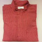 Bondeskjorte i bomuld - Rød pinstribet (stof 966), voksen, herreskjorte, bondeskjorte, mælkemand, mælkedrend, murerskjorte, mureskjorte, fiskerskjorte, kinaflip, stolpelukning, almue, frilandsmuseet, arbejds, gammeldags, hippie, 70'erne, afslappet, boheme, hipster, uden, flip, blød, ren, bomuld, åndbar, storskjorte, biti, ribe,