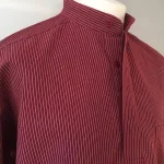 Bondeskjorte i bomuld - Rød pinstribet (stof 966), voksen, herreskjorte, bondeskjorte, mælkemand, mælkedrend, murerskjorte, mureskjorte, fiskerskjorte, kinaflip, stolpelukning, almue, frilandsmuseet, arbejds, gammeldags, hippie, 70'erne, afslappet, boheme, hipster, uden, flip, blød, ren, bomuld, åndbar, storskjorte, biti, ribe,