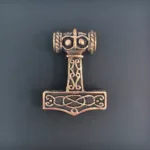 Vikingevedhæng i bronze - Thorshammer med Odins ravn Hugin eller Munin, stor, xl, Vikingevedhæng i bronze - Thorshammer med Odins ravn "Hugin eller Munin" , thor, krigsguden, thorshammer, mjølner, aser, asgård, torden, hammer, amulet, styrke, beskyttelse, held, stor, tung, kraftig, maskulin, gaveide, ravn, odin, odins ravne, hugin, munin, information, vikinger, vikingesmykker, museums, museumssmykker, kopi, fund, udgravninger, ægte, original, ragnarok, rollespil, fimbul, gaveide, til mænd, til drenge, drengesmykker, herre, smykke, vedhæng