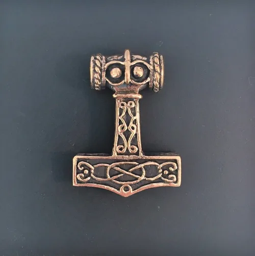 Vikingevedhæng i bronze - Thorshammer med Odins ravn Hugin eller Munin, stor, xl, Vikingevedhæng i bronze - Thorshammer med Odins ravn "Hugin eller Munin" , thor, krigsguden, thorshammer, mjølner, aser, asgård, torden, hammer, amulet, styrke, beskyttelse, held, stor, tung, kraftig, maskulin, gaveide, ravn, odin, odins ravne, hugin, munin, information, vikinger, vikingesmykker, museums, museumssmykker, kopi, fund, udgravninger, ægte, original, ragnarok, rollespil, fimbul, gaveide, til mænd, til drenge, drengesmykker, herre, smykke, vedhæng