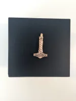 Vikingevedhæng i bronze - Lille thorshammer "Mjølner med Snoet skaft", mjølner, hammer, krigsguden, torden, amulet, mjølner, bronze, kobber, maskulin, til mænd, vedhæng, vikingesmykke, halskæde, ægte, original, fund, gamle, nordiske, guder, mytologi, ribe