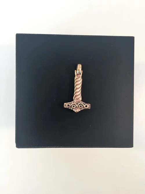 Vikingevedhæng i bronze - Lille thorshammer "Mjølner med Snoet skaft", mjølner, hammer, krigsguden, torden, amulet, mjølner, bronze, kobber, maskulin, til mænd, vedhæng, vikingesmykke, halskæde, ægte, original, fund, gamle, nordiske, guder, mytologi, ribe