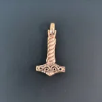 Vikingevedhæng i bronze - Lille thorshammer "Mjølner med Snoet skaft", mjølner, hammer, krigsguden, torden, amulet, mjølner, bronze, kobber, maskulin, til mænd, vedhæng, vikingesmykke, halskæde, ægte, original, fund, gamle, nordiske, guder, mytologi, ribe