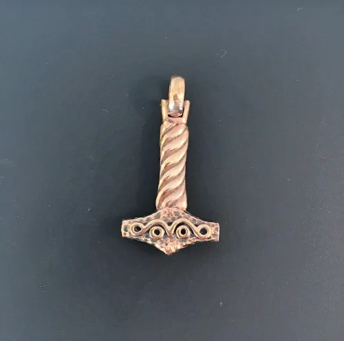 Vikingevedhæng i bronze - Lille thorshammer "Mjølner med Snoet skaft", mjølner, hammer, krigsguden, torden, amulet, mjølner, bronze, kobber, maskulin, til mænd, vedhæng, vikingesmykke, halskæde, ægte, original, fund, gamle, nordiske, guder, mytologi, ribe