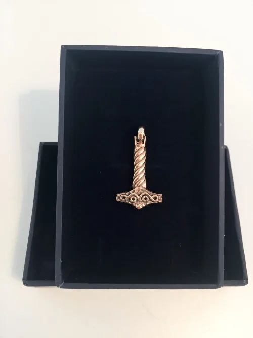 Vikingevedhæng i bronze - Lille thorshammer "Mjølner med Snoet skaft", mjølner, hammer, krigsguden, torden, amulet, mjølner, bronze, kobber, maskulin, til mænd, vedhæng, vikingesmykke, halskæde, ægte, original, fund, gamle, nordiske, guder, mytologi, ribe