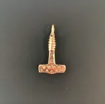 Vikingevedhæng bronze Thorshammer med trekanter og snoet top, Vikingevedhæng i bronze - Lille thorshammer med trekanter og snoet top "3X3"vikingesmykke - vedhæng thorshammer mjølner i bronze, Vikingevedhæng Bronze Thorshammer - tosidet med runer, thor, vikingesmykker, vedhæng, vikingevedhæng, dobbelt, mønster, vikingefund, gamle, guder, aser, mytologi, museumssmykker, kopismykker, vikingekopi, biti, ribe, domkirke,