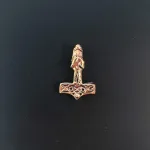 Vikingevedhæng i bronze - Thorshammer med Fenrisulven smykke - vedhæng thorshammer mjølner i bronze, mjølner, thor, aser, gamle, guder, nordiske, mytologi, lille, hammer, smykke, vedhæng, bronze, billing, med ulv, ulvehoved, fenris, fenrisulven, amulet, magisk, museumssmykker, fund, ægte, kopi, udgravninger, arkæologi, dansk, biti, ribe