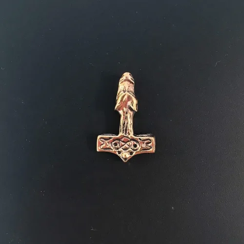 Vikingevedhæng i bronze - Thorshammer med Fenrisulven smykke - vedhæng thorshammer mjølner i bronze, mjølner, thor, aser, gamle, guder, nordiske, mytologi, lille, hammer, smykke, vedhæng, bronze, billing, med ulv, ulvehoved, fenris, fenrisulven, amulet, magisk, museumssmykker, fund, ægte, kopi, udgravninger, arkæologi, dansk, biti, ribe