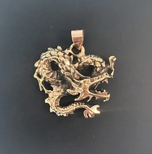 Vikingevedhæng i bronze - Snoet Drage Vikingevedhæng i bronze - Snoet Drage drage smykke vikingesmykke - vedhæng snoet drage i bronze