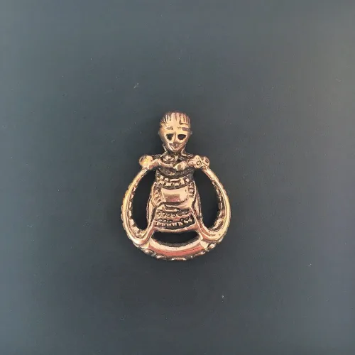 Viking Vedhæng i bronze - Freja rund lille vikingesmykke - vedhæng Freja i bronze, viking. asatro, nordisk mytologi, nordiske guder, thor, frej, frugtbarhed, frugtbarhedsgudinde, ydun. idun, frigg, norner, kærlighedsgudinde, fund, vikingefund, smykkefund, museumssmykker, kopismykker, ribe, vadehavet, biti