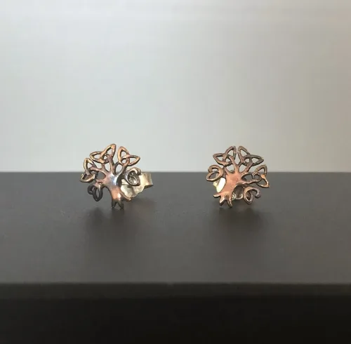 Bronze Ørestikkere Livets træ - Keltisk Yggdrasil, keltisk flet, evigheden, ask, yggdrasil, livstræ, livets træ, livtræet, Bronze Ørestikkere Spids Triscele, evigheden, eternity, infinity, treenigheden, magiske tal tre, tallet 3, triscal, triskele, Vikingeørestikkere Bronze - Jordknuden Lille, vikinger, vikingesmykker, vikingeørestikkere, ørestikkere, studs, bronze, guld, ægte, vikingetiden, keltiske, gyldne, små, flettede, fletværk, kopismykker, kopi, fund, udgravninger, guldskat, sølvskat, vikingekopi, museumssmykker, museumssmykke, knude, knuder, interessante, flotte, specielle, nordiske, guder, aser, asatro, solhverv, evigheden, infinity, never ending, amulet, amuletter, harmoni, harmoniske, ribe, ansgar, dagmar, vadehavet, domkirkepladsen, domkirke, biti, amulet, generationer, gaveide, konfirmand, konfirmation,