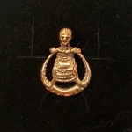 Viking Vedhæng i bronze - Freja rund stor, frugtbarhed, frugtbarhedsgudinde, kærlighedsgudinde, nordisk mytologi, mythology, nordiske guder, loke, asgård, udgård, midgård, aser, frigg, ydun. idun, mjølner, thor, fenris, yggdrasil, odin, fund, museums smykker, kopismykker, danefæ, smykkefund, guldskat, vikingefund, Viking Vedhæng i bronze - Freja rund stor,