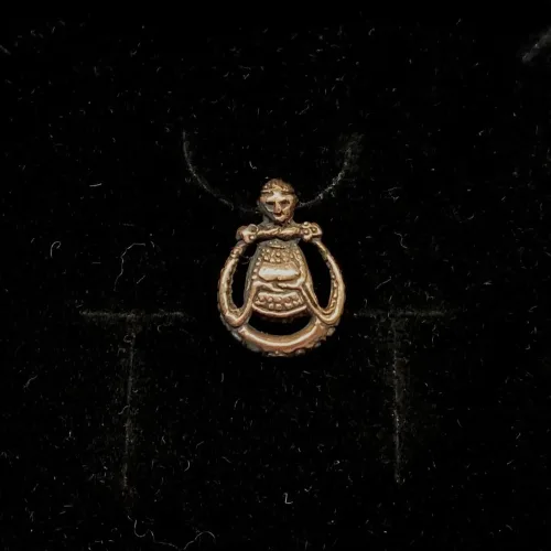 Viking Vedhæng i bronze - Freja rund lille vikingesmykke - vedhæng Freja i bronze, viking. asatro, nordisk mytologi, nordiske guder, thor, frej, frugtbarhed, frugtbarhedsgudinde, ydun. idun, frigg, norner, kærlighedsgudinde, fund, vikingefund, smykkefund, museumssmykker, kopismykker, ribe, vadehavet, biti