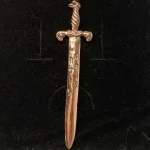 Vikinge vedhæng i bronze - Sværd vikingesmykke - vedhæng sværd i bronze, beskyttelse, held, lykkebringende, glastonbury, inskription, runer, magisk, sværd, smykker, vikinge, museums, kopi, original, maskulint, gave, gaveide, til mænd, drenge, bronze, gyldent, kobber, kobberbryllup, biti, ribe