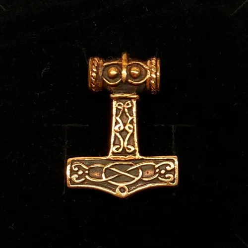 Vikingevedhæng i bronze - Thorshammer med Odins ravn Hugin eller Munin, stor, xl, Vikingevedhæng i bronze - Thorshammer med Odins ravn "Hugin eller Munin" , thor, krigsguden, thorshammer, mjølner, aser, asgård, torden, hammer, amulet, styrke, beskyttelse, held, stor, tung, kraftig, maskulin, gaveide, ravn, odin, odins ravne, hugin, munin, information, vikinger, vikingesmykker, museums, museumssmykker, kopi, fund, udgravninger, ægte, original, ragnarok, rollespil, fimbul, gaveide, til mænd, til drenge, drengesmykker, herre, smykke, vedhæng