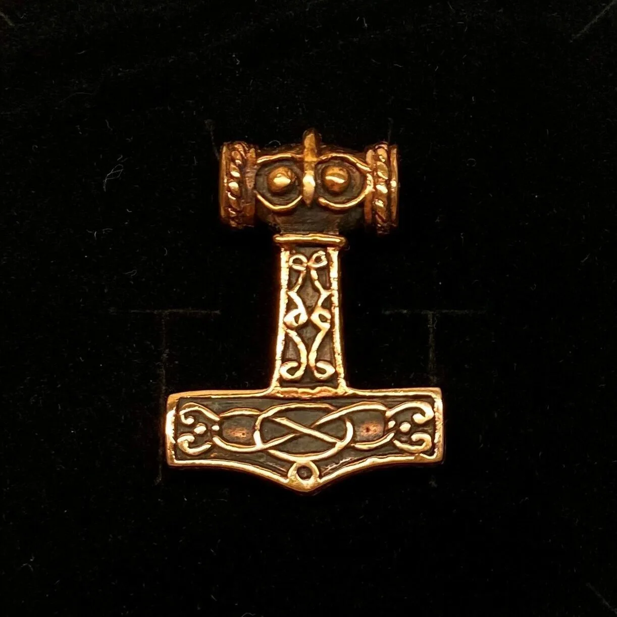 Vikingevedhæng Bronze - Mjølner med Odins Ravn Hugin eller Munin L Vikingevedhæng i bronze - Thorshammer med Odins ravn Hugin eller Munin, stor, xl, Vikingevedhæng i bronze - Thorshammer med Odins ravn "Hugin eller Munin" , thor, krigsguden, thorshammer, mjølner, aser, asgård, torden, hammer, amulet, styrke, beskyttelse, held, stor, tung, kraftig, maskulin, gaveide, ravn, odin, odins ravne, hugin, munin, information, vikinger, vikingesmykker, museums, museumssmykker, kopi, fund, udgravninger, ægte, original, ragnarok, rollespil, fimbul, gaveide, til mænd, til drenge, drengesmykker, herre, smykke, vedhæng