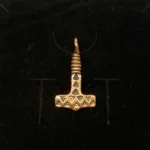 Vikingevedhæng bronze Thorshammer med trekanter og snoet top, Vikingevedhæng i bronze - Lille thorshammer med trekanter og snoet top "3X3"vikingesmykke - vedhæng thorshammer mjølner i bronze, Vikingevedhæng Bronze Thorshammer - tosidet med runer, thor, vikingesmykker, vedhæng, vikingevedhæng, dobbelt, mønster, vikingefund, gamle, guder, aser, mytologi, museumssmykker, kopismykker, vikingekopi, biti, ribe, domkirke,