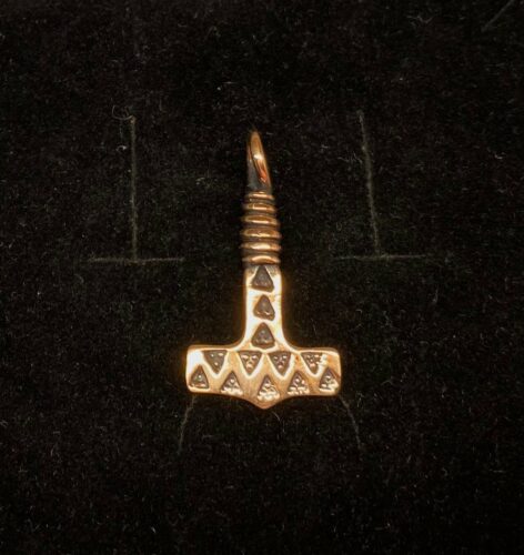 Vikingevedhæng bronze Thorshammer med trekanter og snoet top, Vikingevedhæng i bronze - Lille thorshammer med trekanter og snoet top "3X3"vikingesmykke - vedhæng thorshammer mjølner i bronze, Vikingevedhæng Bronze Thorshammer - tosidet med runer, thor, vikingesmykker, vedhæng, vikingevedhæng, dobbelt, mønster, vikingefund, gamle, guder, aser, mytologi, museumssmykker, kopismykker, vikingekopi, biti, ribe, domkirke,