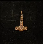 Vikingevedhæng bronze Thorshammer med trekanter og snoet top, Vikingevedhæng i bronze - Lille thorshammer med trekanter og snoet top "3X3"vikingesmykke - vedhæng thorshammer mjølner i bronze, Vikingevedhæng Bronze Thorshammer - tosidet med runer, thor, vikingesmykker, vedhæng, vikingevedhæng, dobbelt, mønster, vikingefund, gamle, guder, aser, mytologi, museumssmykker, kopismykker, vikingekopi, biti, ribe, domkirke,