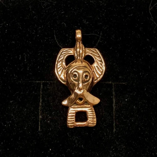 Vikingevedhæng i bronze - Odin, Vikingevedhæng i bronze - Odin , vikingesmykke - vedhæng odin i bronze, ribemasken, ribe, amulet, kriger, vikingefund, ægte, original, museumssmykke, historisk, bronzesmykker, kobber, gaveide, aser, mytologi, guder, betydning, biti, ribe