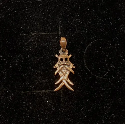 Vikingevedhæng i bronze - Odinmaske XS vikingevedhæng i bronze odin, lille, vedhæng, bronze, århusmasken, museumssmykke, museum, vedhæng, gyldent, fint, fund, biti, ribe, halskæde, billigt, ægte, original,