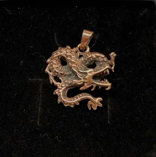 Vikingevedhæng i bronze - Snoet Drage Vikingevedhæng i bronze - Snoet Drage drage smykke vikingesmykke - vedhæng snoet drage i bronze