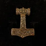 Vikingevedhæng i bronze - Thorshammer med Odins ravn Hugin eller Munin, stor, xl, Vikingevedhæng i bronze - Thorshammer med Odins ravn "Hugin eller Munin" , thor, krigsguden, thorshammer, mjølner, aser, asgård, torden, hammer, amulet, styrke, beskyttelse, held, stor, tung, kraftig, maskulin, gaveide, ravn, odin, odins ravne, hugin, munin, information, vikinger, vikingesmykker, museums, museumssmykker, kopi, fund, udgravninger, ægte, original, ragnarok, rollespil, fimbul, gaveide, til mænd, til drenge, drengesmykker, herre, smykke, vedhæng