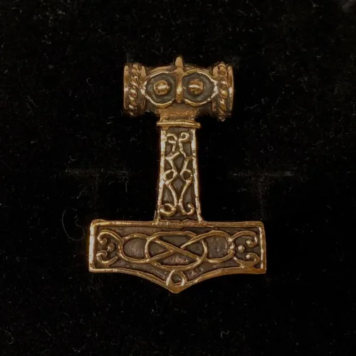 Vikingevedhæng i bronze - Thorshammer med Odins ravn Hugin eller Munin, stor, xl, Vikingevedhæng i bronze - Thorshammer med Odins ravn "Hugin eller Munin" , thor, krigsguden, thorshammer, mjølner, aser, asgård, torden, hammer, amulet, styrke, beskyttelse, held, stor, tung, kraftig, maskulin, gaveide, ravn, odin, odins ravne, hugin, munin, information, vikinger, vikingesmykker, museums, museumssmykker, kopi, fund, udgravninger, ægte, original, ragnarok, rollespil, fimbul, gaveide, til mænd, til drenge, drengesmykker, herre, smykke, vedhæng