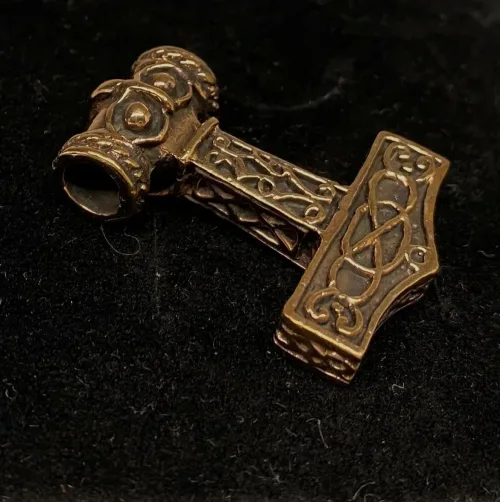 Vikingevedhæng i bronze - Thorshammer med Odins ravn Hugin eller Munin, stor, xl, Vikingevedhæng i bronze - Thorshammer med Odins ravn "Hugin eller Munin" , thor, krigsguden, thorshammer, mjølner, aser, asgård, torden, hammer, amulet, styrke, beskyttelse, held, stor, tung, kraftig, maskulin, gaveide, ravn, odin, odins ravne, hugin, munin, information, vikinger, vikingesmykker, museums, museumssmykker, kopi, fund, udgravninger, ægte, original, ragnarok, rollespil, fimbul, gaveide, til mænd, til drenge, drengesmykker, herre, smykke, vedhæng