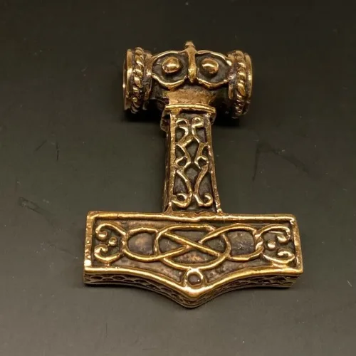 Vikingevedhæng i bronze - Thorshammer med Odins ravn Hugin eller Munin, stor, xl, Vikingevedhæng i bronze - Thorshammer med Odins ravn "Hugin eller Munin" , thor, krigsguden, thorshammer, mjølner, aser, asgård, torden, hammer, amulet, styrke, beskyttelse, held, stor, tung, kraftig, maskulin, gaveide, ravn, odin, odins ravne, hugin, munin, information, vikinger, vikingesmykker, museums, museumssmykker, kopi, fund, udgravninger, ægte, original, ragnarok, rollespil, fimbul, gaveide, til mænd, til drenge, drengesmykker, herre, smykke, vedhæng