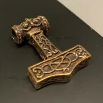 Vikingevedhæng i bronze - Thorshammer med Odins ravn Hugin eller Munin, stor, xl, Vikingevedhæng i bronze - Thorshammer med Odins ravn "Hugin eller Munin" , thor, krigsguden, thorshammer, mjølner, aser, asgård, torden, hammer, amulet, styrke, beskyttelse, held, stor, tung, kraftig, maskulin, gaveide, ravn, odin, odins ravne, hugin, munin, information, vikinger, vikingesmykker, museums, museumssmykker, kopi, fund, udgravninger, ægte, original, ragnarok, rollespil, fimbul, gaveide, til mænd, til drenge, drengesmykker, herre, smykke, vedhæng