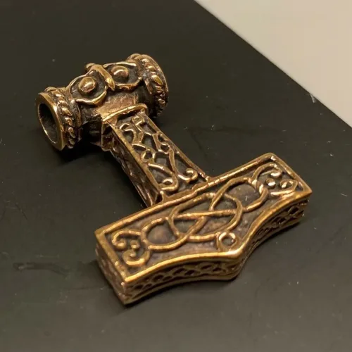 Vikingevedhæng i bronze - Thorshammer med Odins ravn Hugin eller Munin, stor, xl, Vikingevedhæng i bronze - Thorshammer med Odins ravn "Hugin eller Munin" , thor, krigsguden, thorshammer, mjølner, aser, asgård, torden, hammer, amulet, styrke, beskyttelse, held, stor, tung, kraftig, maskulin, gaveide, ravn, odin, odins ravne, hugin, munin, information, vikinger, vikingesmykker, museums, museumssmykker, kopi, fund, udgravninger, ægte, original, ragnarok, rollespil, fimbul, gaveide, til mænd, til drenge, drengesmykker, herre, smykke, vedhæng
