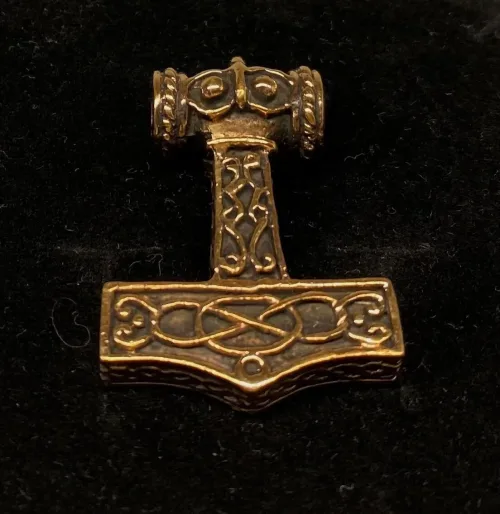 Vikingevedhæng i bronze - Thorshammer med Odins ravn Hugin eller Munin, stor, xl, Vikingevedhæng i bronze - Thorshammer med Odins ravn "Hugin eller Munin" , thor, krigsguden, thorshammer, mjølner, aser, asgård, torden, hammer, amulet, styrke, beskyttelse, held, stor, tung, kraftig, maskulin, gaveide, ravn, odin, odins ravne, hugin, munin, information, vikinger, vikingesmykker, museums, museumssmykker, kopi, fund, udgravninger, ægte, original, ragnarok, rollespil, fimbul, gaveide, til mænd, til drenge, drengesmykker, herre, smykke, vedhæng
