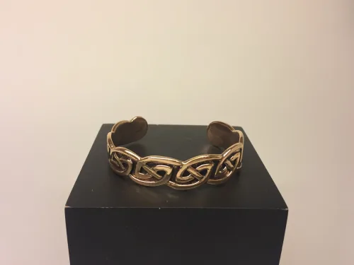 Armbånd bronze med keltisk evighedsflet, armbånd, bronzearmbånd, vikingearmbånd, vikingesmykke, vikinge smykker, vikinge, keltisk flet, keltisk mønster, vikingefund, kopi, kopismykker, museumssmykker, museums, smykke, fund, smykkefund, herrearmbånd, herrearmring, herresmykker, til herrer, til damer, damearmbånd, til damer, bronze smykker, gyldent, billigt, lækker kvalitet, flot, evigheden, evighedsflet, evighedsmønster, biti, ribe