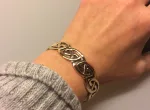Armbånd bronze med keltisk evighedsflet, armbånd, bronzearmbånd, vikingearmbånd, vikingesmykke, vikinge smykker, vikinge, keltisk flet, keltisk mønster, vikingefund, kopi, kopismykker, museumssmykker, museums, smykke, fund, smykkefund, herrearmbånd, herrearmring, herresmykker, til herrer, til damer, damearmbånd, til damer, bronze smykker, gyldent, billigt, lækker kvalitet, flot, evigheden, evighedsflet, evighedsmønster, biti, ribe