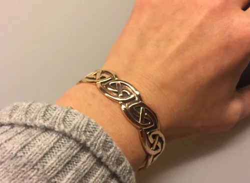 Armbånd bronze med keltisk evighedsflet, armbånd, bronzearmbånd, vikingearmbånd, vikingesmykke, vikinge smykker, vikinge, keltisk flet, keltisk mønster, vikingefund, kopi, kopismykker, museumssmykker, museums, smykke, fund, smykkefund, herrearmbånd, herrearmring, herresmykker, til herrer, til damer, damearmbånd, til damer, bronze smykker, gyldent, billigt, lækker kvalitet, flot, evigheden, evighedsflet, evighedsmønster, biti, ribe