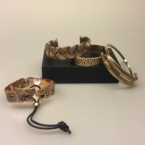 Armbånd bronze med Fenrisulven, fenris, loke, lokes søn, ragnarok, ulv, Armbånd bronze med keltisk evighedsflet ,Vikingearmbånd, vikingesmykker, fund, vikingefund, smykker, armring, herresmykke, herrearmbånd, til mænd, keltisk, flet, fletværk, uendelig, evig, museums, museumssmykker, biti, ribe